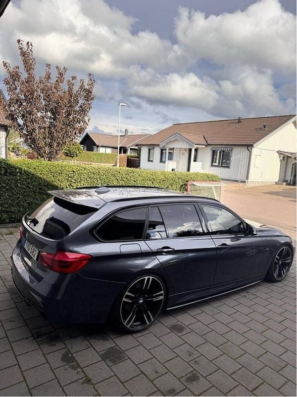 Grå Begagnad 2017 BMW 320 M Performance Kombi | 235 000 kr (Dyr) - Bild 1/4