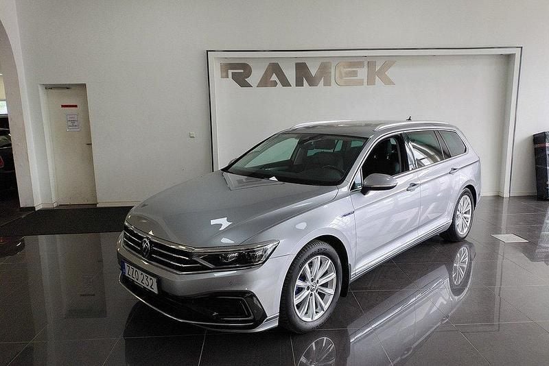 Silver Begagnad 2021 VW Passat GTE Kombi | 219 000 kr (Bra pris) - Bild 1/4
