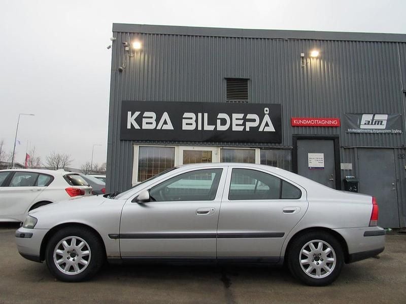 Grå Begagnad 2002 Volvo S60 Sedan | 29 900 kr (Marknadspris) - Bild 1/4