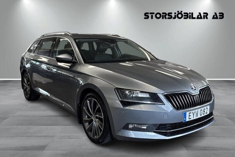 Grå Begagnad 2017 Skoda Superb Business Line Kombi | 189 000 kr (Marknadspris) - Bild 1/4