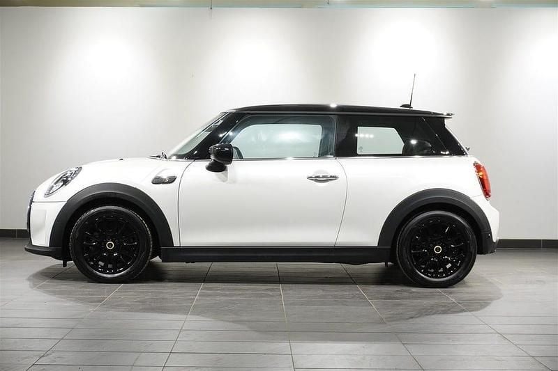 Begagnad Mini Cooper Essential 135 kW (184 HK) 2023 Nanuq white Halvkombi