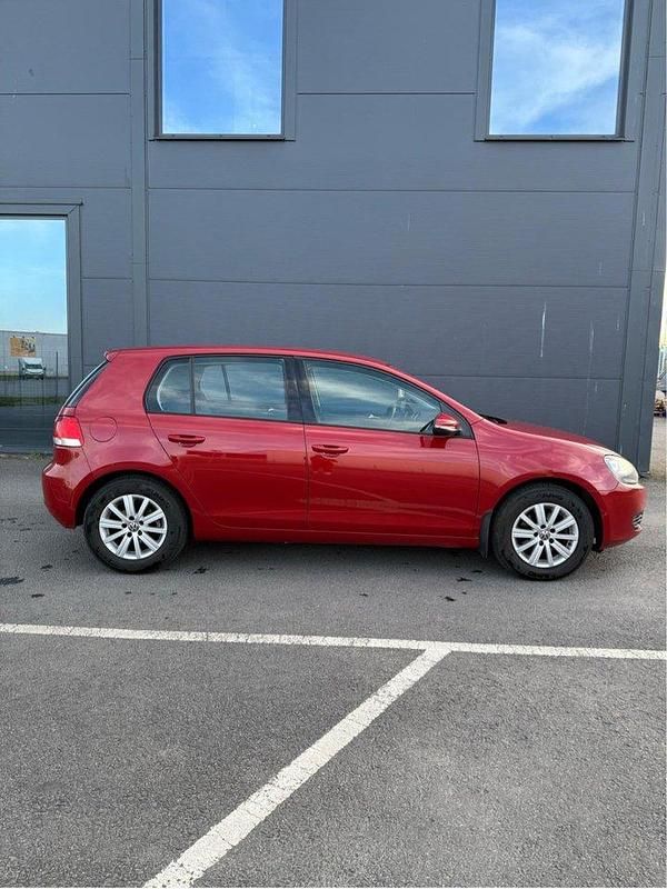 Röd Begagnad 2012 VW Golf VII Halvkombi | 45 000 kr (Superpris) - Bild 1/4