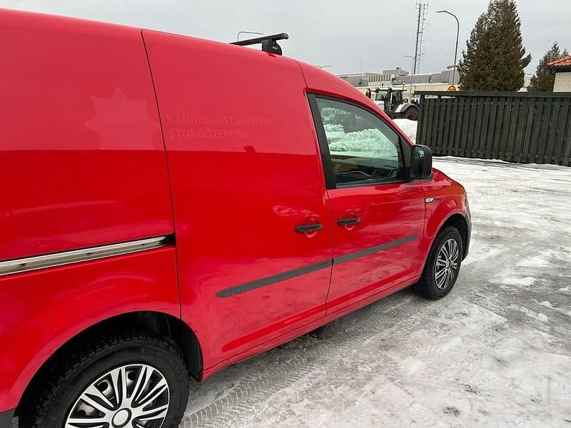 Begagnad VW Caddy 102 HK (75 kW) 2016 Röd Minibuss