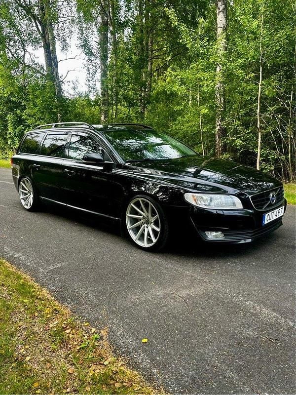 Svart Begagnad 2015 Volvo V70 Momentum Kombi | 85 000 kr (Bra pris) - Bild 1/4