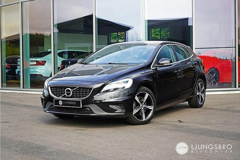 Svart Begagnad 2018 Volvo V40 R-Design Kombi | 229 900 kr (Dyr) - Bild 1/4