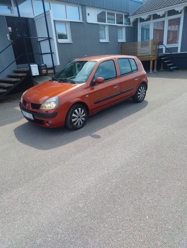 Röd Begagnad 2004 Renault Clio II Halvkombi | 11 900 kr (Superpris) - Bild 1/4