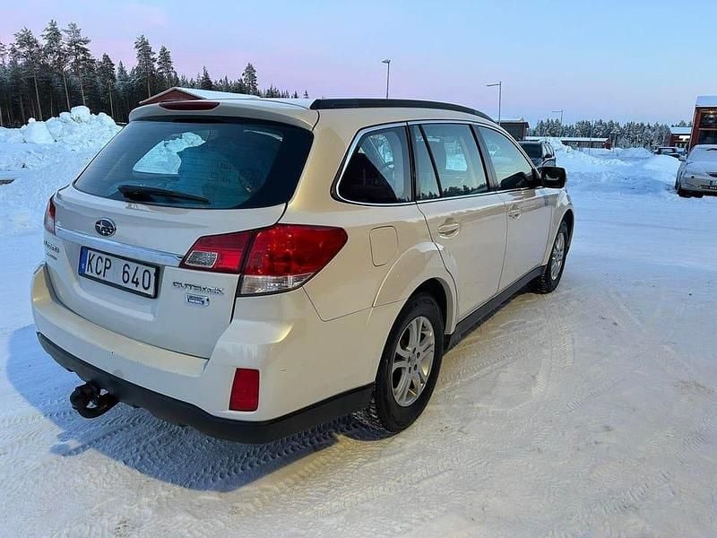 Begagnad Subaru Outback 150 HK (110 kW) 2010 Vit Kombi