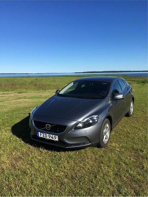 Grå Begagnad 2016 Volvo V40 Momentum Kombi | 135 000 kr (Marknadspris) - Bild 1/3