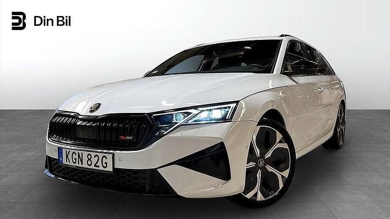 Vit Begagnad 2025 Skoda Octavia RS Kombi | 484 900 kr - Bild 1/4