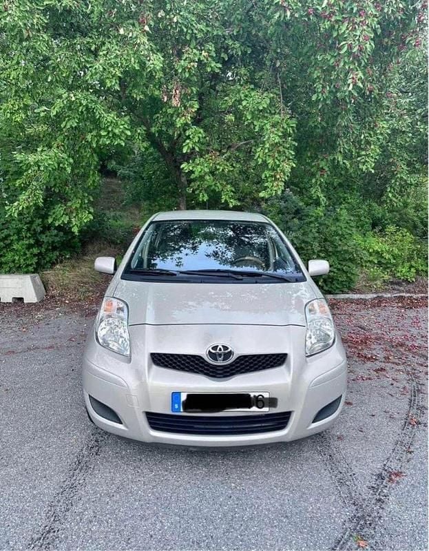 Brun Begagnad 2010 Toyota Yaris Halvkombi | 85 000 kr (Lite dyr) - Bild 1/4