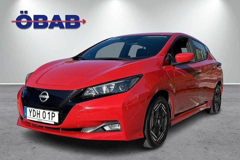 Röd Begagnad 2022 Nissan Leaf Acenta Halvkombi | 199 800 kr (Marknadspris) - Bild 1/4
