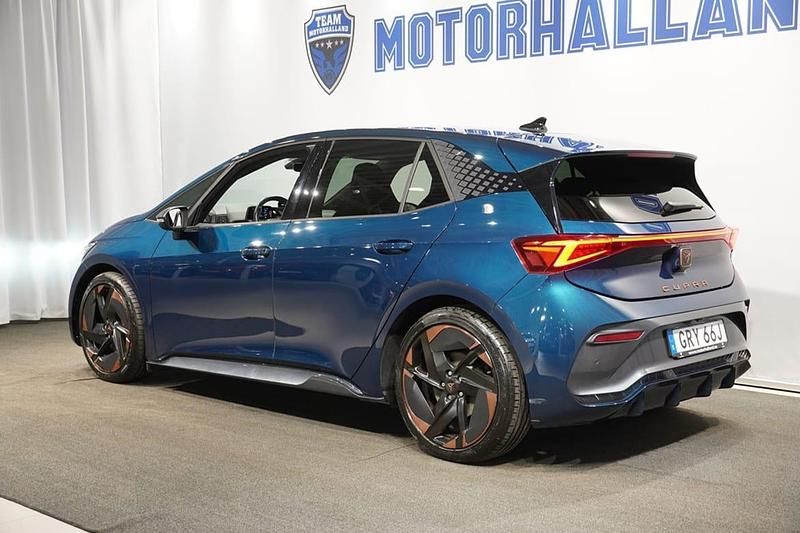 Begagnad Cupra Born e-Boost 172 kW (234 HK) 2023 Blå Halvkombi