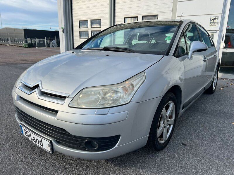 Silver Begagnad 2005 Citroën C4 Halvkombi | 29 900 kr (Lite dyr) - Bild 1/4