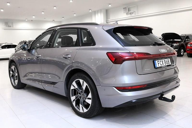 Begagnad Audi e-tron 300 kW (408 HK) 2021 Grå SUV