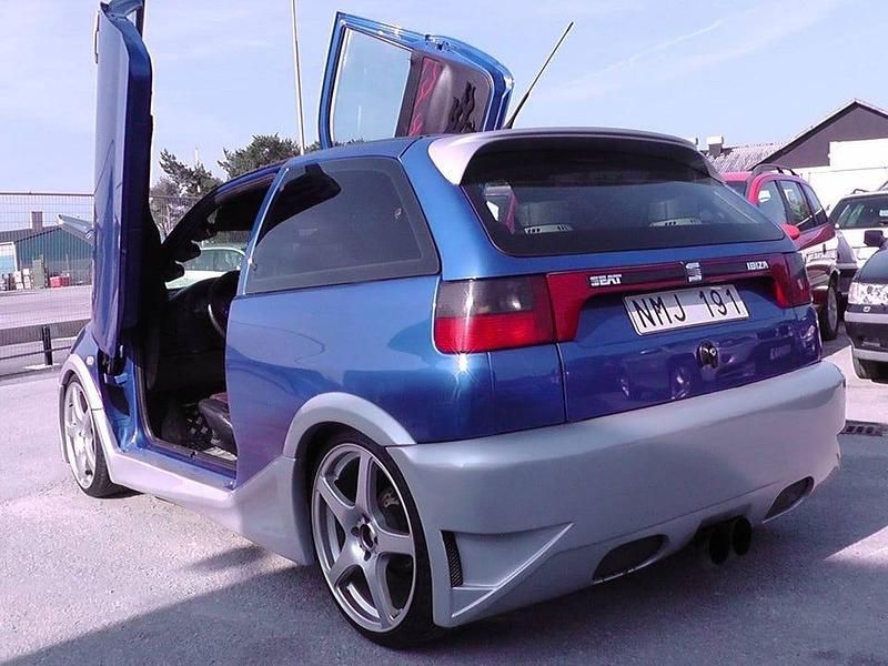 Flerfärgad Begagnad 1998 Cupra Ibiza Halvkombi | 65 000 kr - Bild 1/4