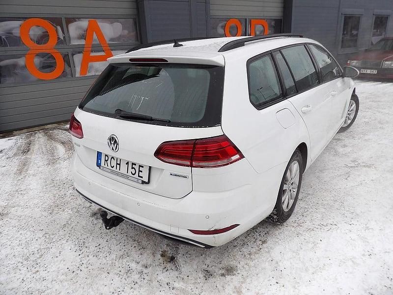 Begagnad VW Golf VIII 131 HK (96 kW) 2019 Vit Kombi
