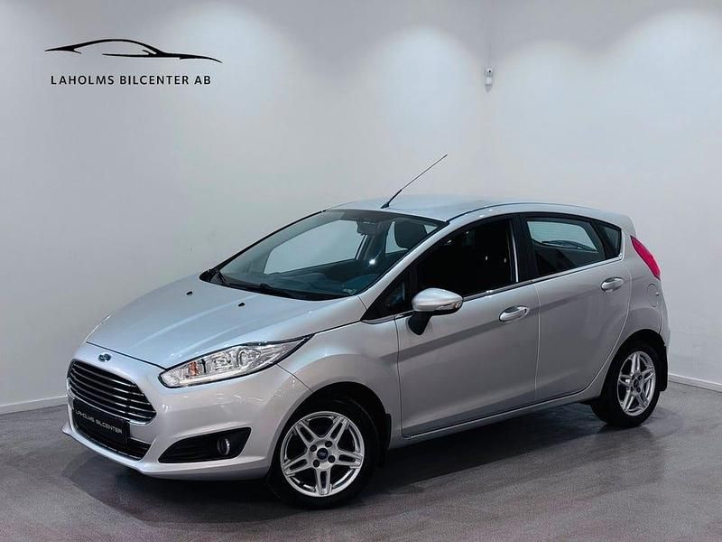 Ljusgrå (grå) Begagnad 2015 Ford Fiesta Titanium Halvkombi | 69 900 kr (Marknadspris) - Bild 1/4