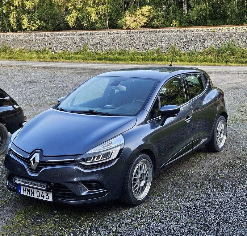 Grå Begagnad 2018 Renault Clio IV Halvkombi | 99 000 kr (Marknadspris) - Bild 1/4