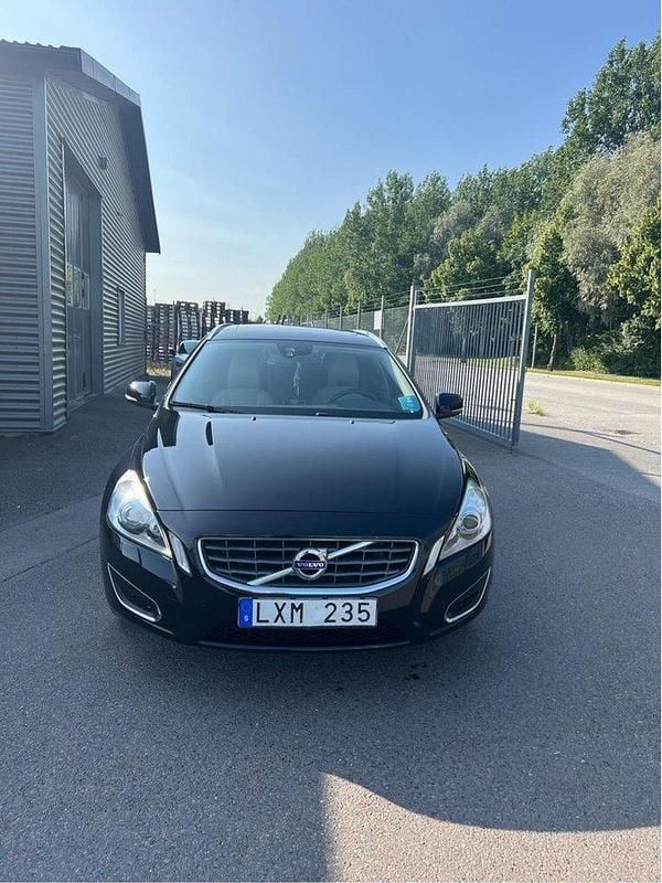 Svart Begagnad 2012 Volvo V60 Summum Kombi | 96 000 kr (Bra pris) - Bild 1/4