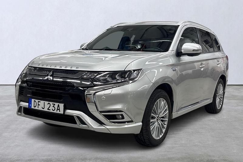Silver Begagnad 2019 Mitsubishi Outlander P-HEV SUV | 229 000 kr (Marknadspris) - Bild 1/4