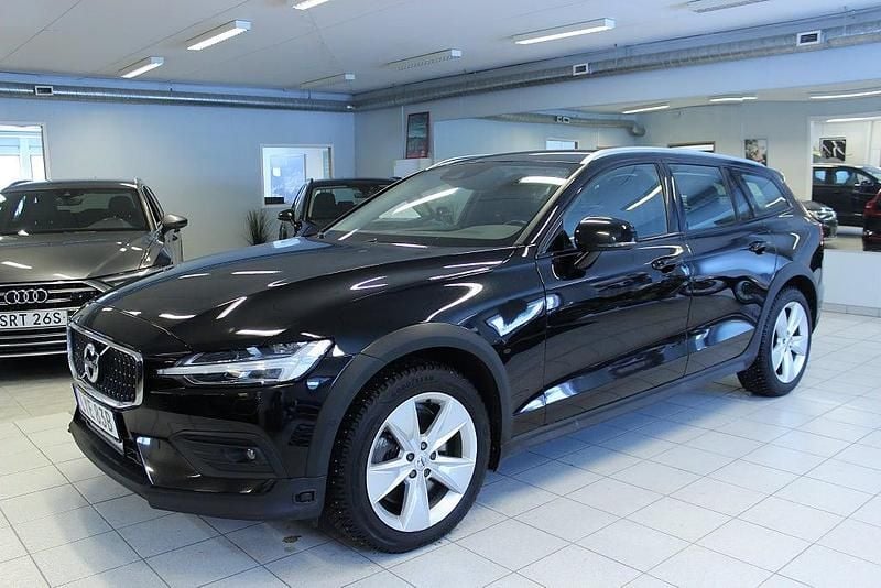 Begagnad Volvo V60 CC 197 HK (144 kW) 2021 Svart Kombi