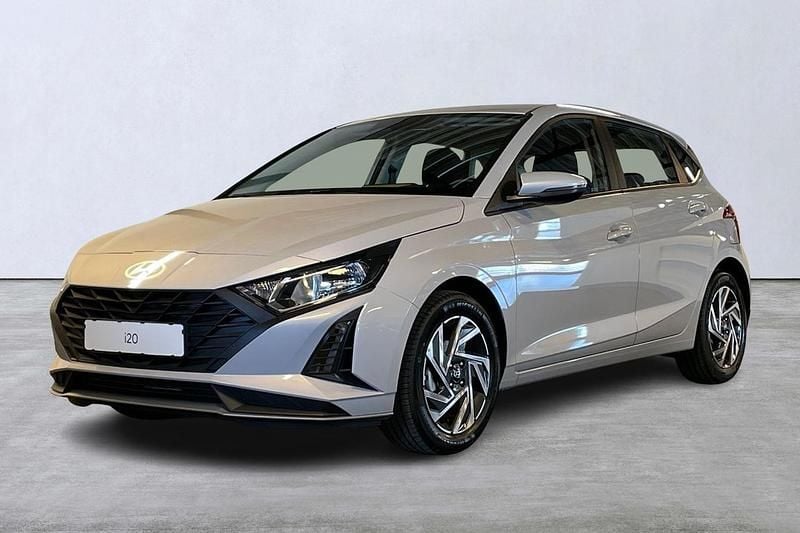 Grå Ny 2025 Hyundai i20 Halvkombi | 226 500 kr (Marknadspris) - Bild 1/4