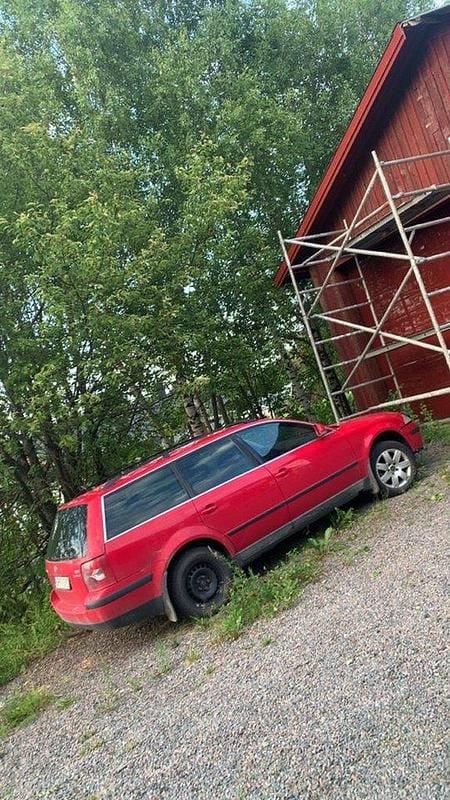 Röd Begagnad 2004 VW Passat Comfortline Kombi | 9 999 kr - Bild 1/1