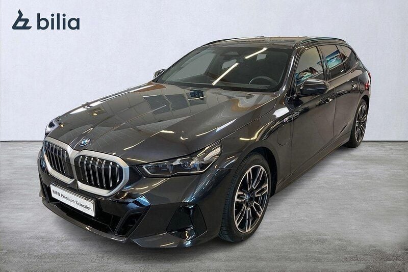 Grå Begagnad 2024 BMW 530e M Sport Kombi | 665 000 kr (Bra pris) - Bild 1/3