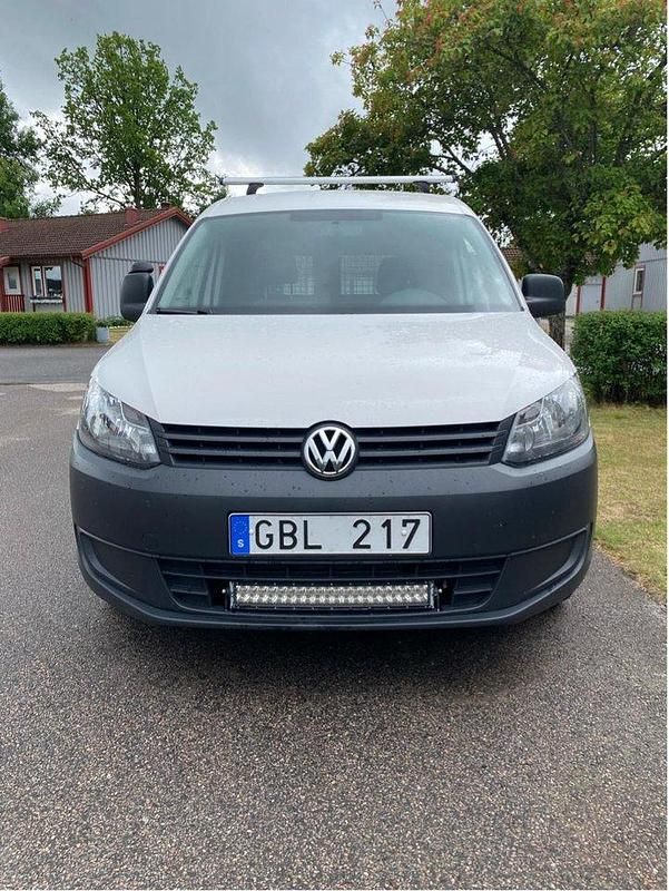 Vit Begagnad 2013 VW Caddy Minibuss | 65 000 kr (Marknadspris) - Bild 1/4