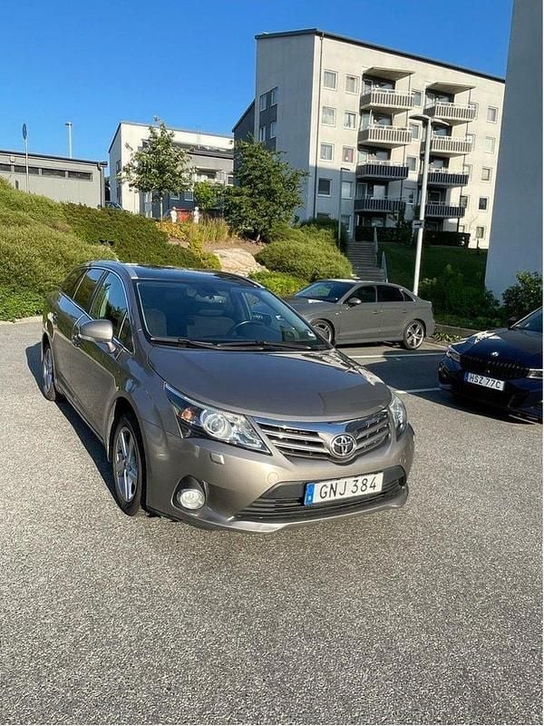 Brun Begagnad 2014 Toyota Avensis Kombi | 91 000 kr (Bra pris) - Bild 1/4
