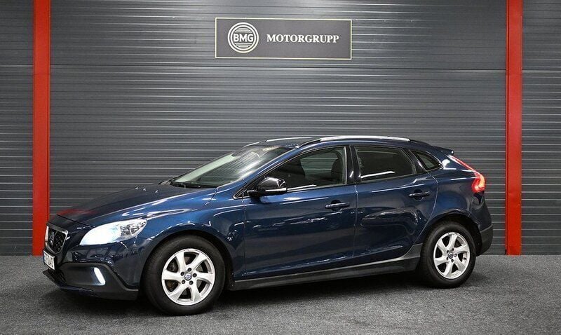 Blå Begagnad 2015 Volvo V40 CC Momentum Kombi | 134 900 kr (Marknadspris) - Bild 1/4