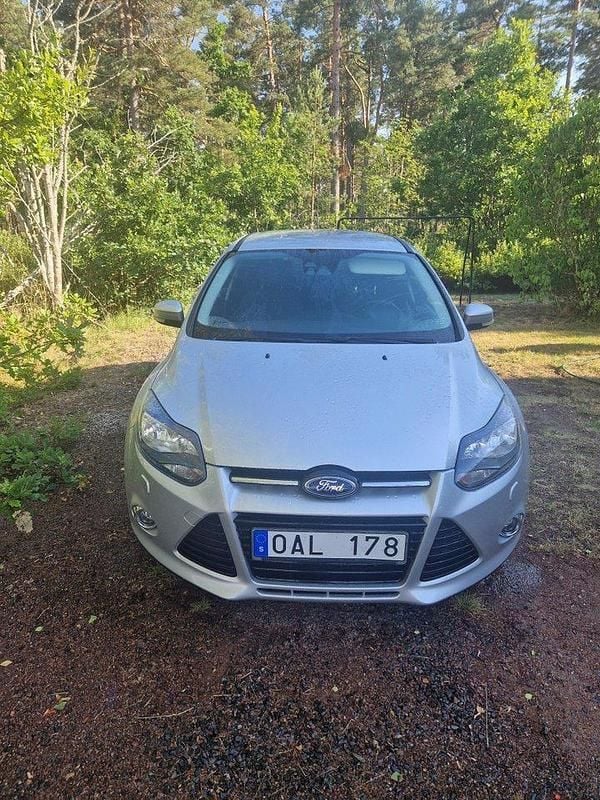 Grå Begagnad 2014 Ford Focus Titanium Kombi | 63 000 kr (Bra pris) - Bild 1/4