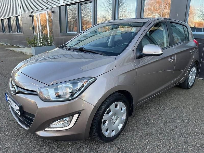 Brun Begagnad 2013 Hyundai i20 Premium Halvkombi | 54 900 kr (Marknadspris) - Bild 1/4