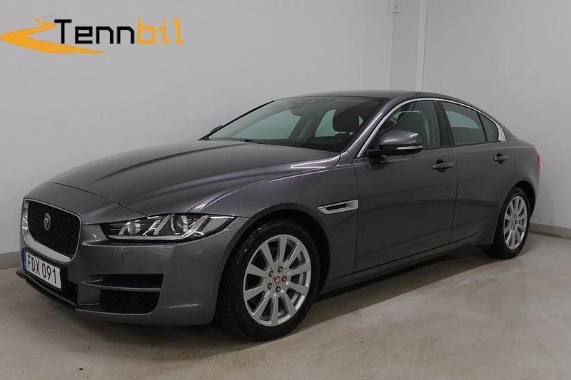 Grå Begagnad 2016 Jaguar XE Sedan | 139 900 kr (Superpris) - Bild 1/4