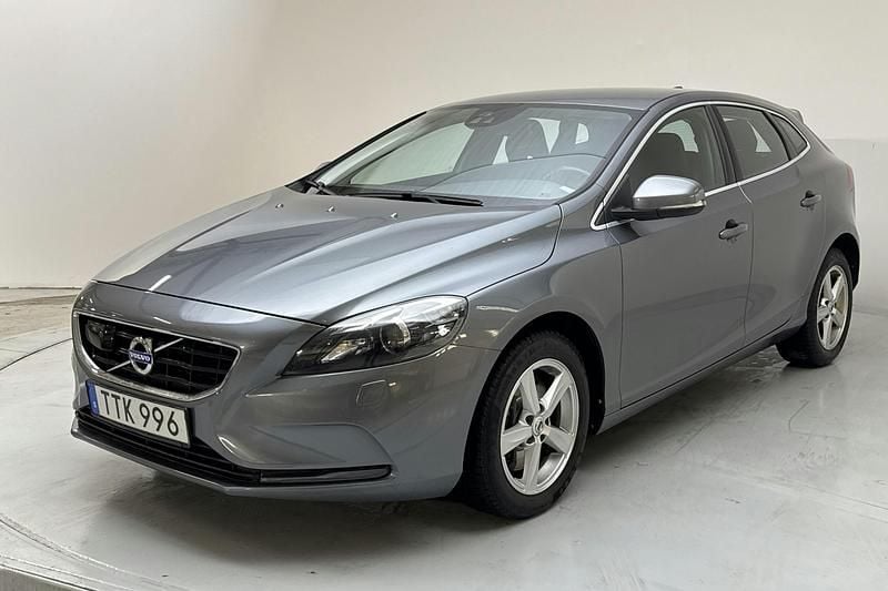 Grå Begagnad 2016 Volvo V40 Momentum | 184 800 kr (Lite dyr) - Bild 1/4