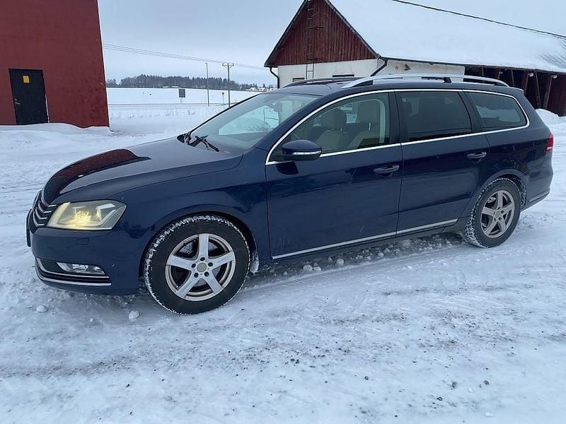 Mörkblå Begagnad 2011 VW Passat Kombi | 56 500 kr (Marknadspris) - Bild 1/4