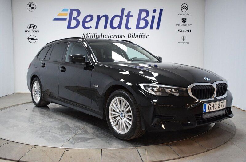 Svart Begagnad 2021 BMW 330e Sport Line Kombi | 323 800 kr (Bra pris) - Bild 1/3