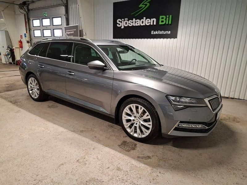 Begagnad Skoda Superb Business Line 218 HK (160 kW) 2023 Grå Kombi