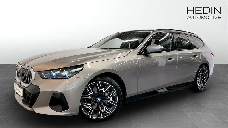 Grå (grey) Begagnad 2024 BMW i5 M Sport Sedan | 918 700 kr - Bild 1/4