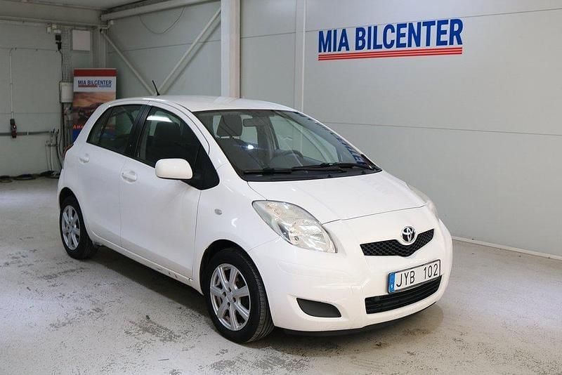 Vit Begagnad 2009 Toyota Yaris Halvkombi | 48 999 kr (Bra pris) - Bild 1/3