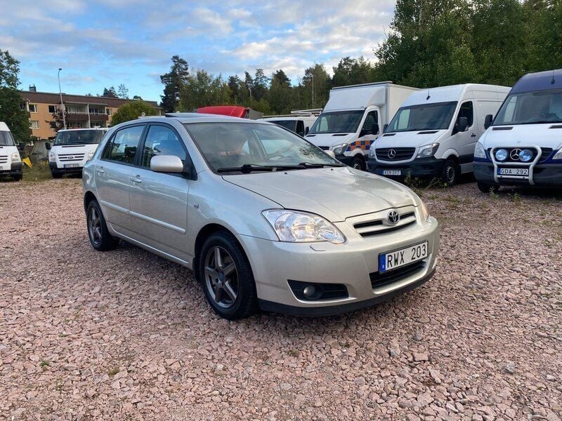 Silver Begagnad 2006 Toyota Corolla Halvkombi | 39 900 kr (Marknadspris) - Bild 1/4