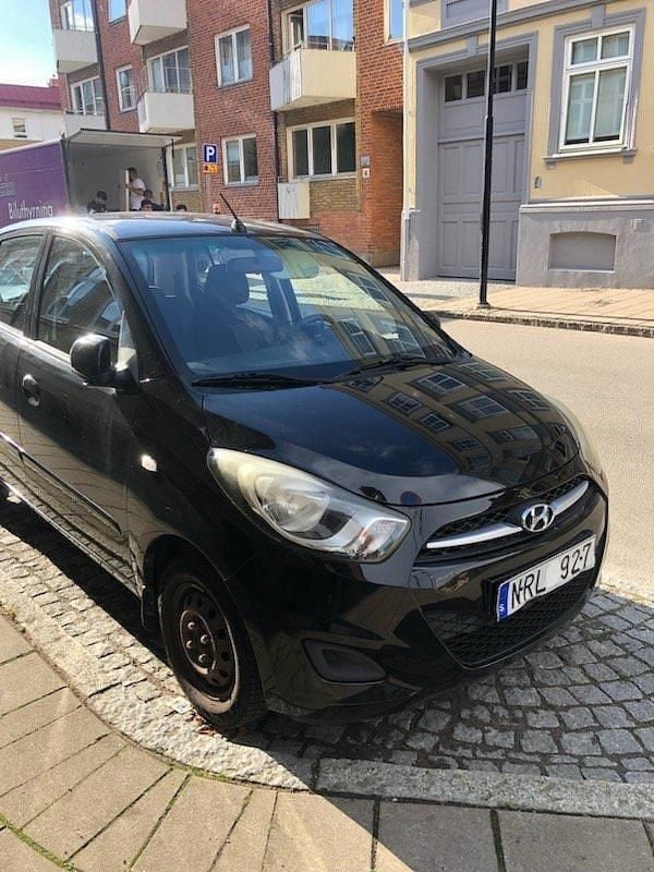 Svart Begagnad 2011 Hyundai i10 Halvkombi | 34 000 kr (Marknadspris) - Bild 1/4