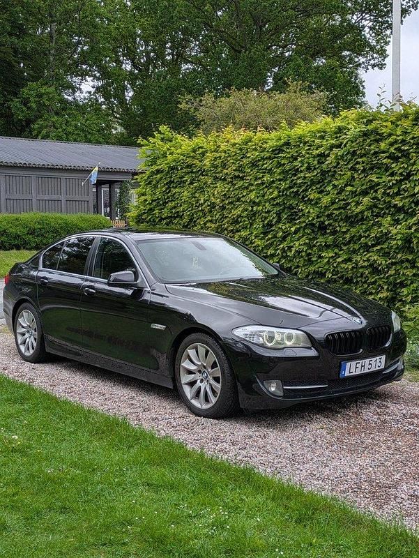 Svart Begagnad 2011 BMW 525 Sedan | 96 000 kr (Dyr) - Bild 1/4