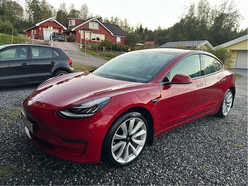 Röd Begagnad 2020 Tesla Model 3 Long Range AWD Sedan | 225 000 kr (Bra pris) - Bild 1/4