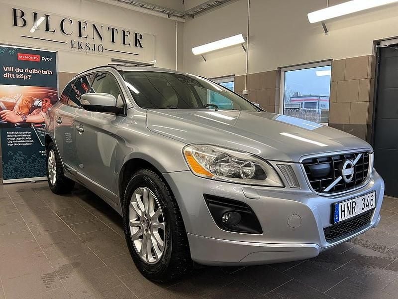 Silver Begagnad 2009 Volvo XC60 Kinetic SUV | 84 900 kr (Marknadspris) - Bild 1/4