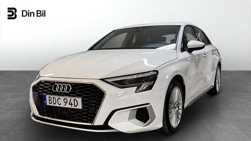 Vit Begagnad 2021 Audi A3 Sportback Advanced Halvkombi | 259 900 kr (Marknadspris) - Bild 1/4