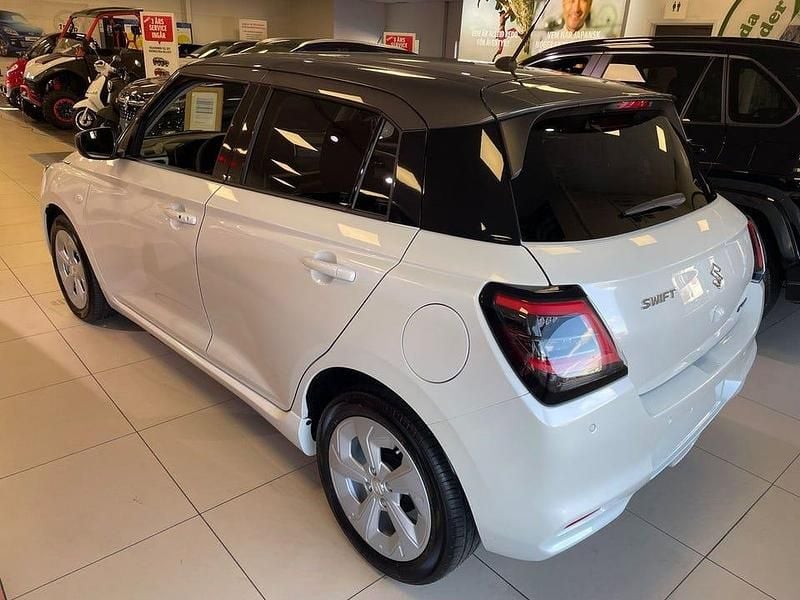 Ny Suzuki Swift 83 HK (61 kW) 2025 Vit med mörkt tak Halvkombi