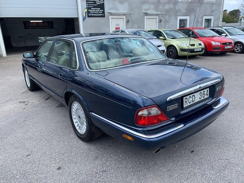 Begagnad Jaguar XJ Executive 237 HK (174 kW) 2001 Mörkblå Sedan