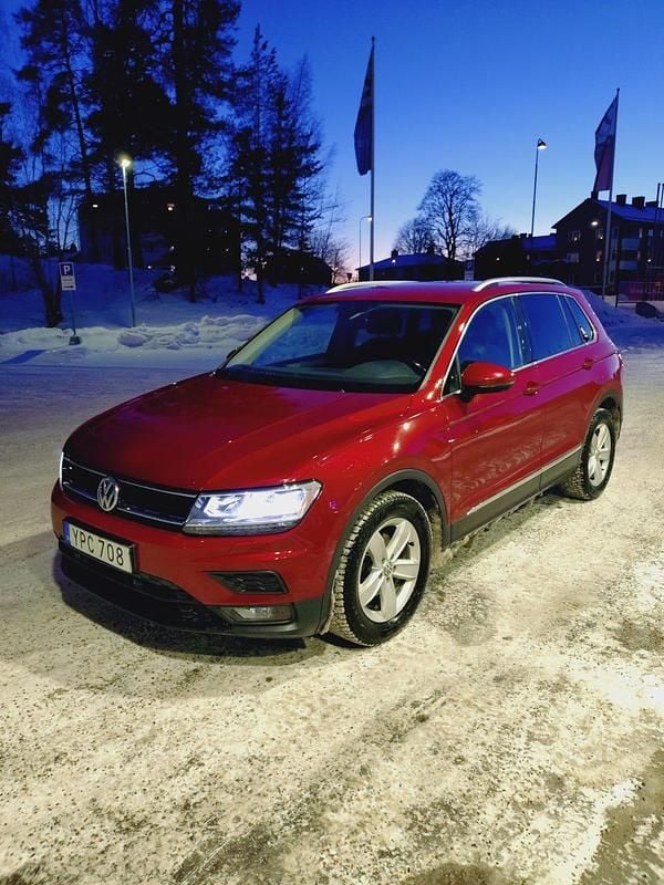 Vinröd Begagnad 2018 VW Tiguan SUV | 239 000 kr (Marknadspris) - Bild 1/1