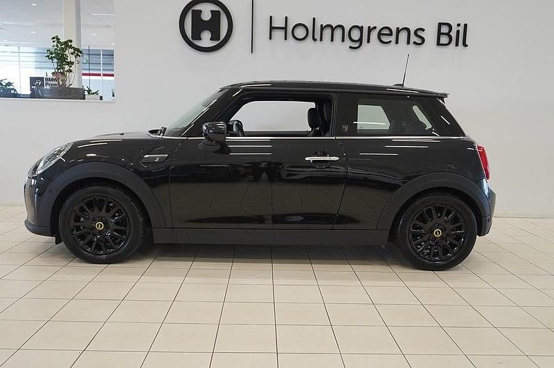 Begagnad Mini Cooper 22 kW (30 HK) 2023 Svart Halvkombi